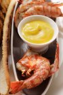 Crevettes grillées à la sauce aioli — Photo de stock