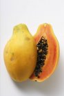 Deux papayes entières — Photo de stock