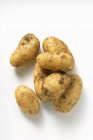 Кілька сирих і свіжих картоплин — стокове фото