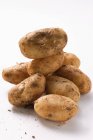 Varias patatas crudas y frescas - foto de stock