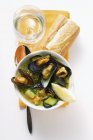 Sopa de mejillones con calabacines - foto de stock