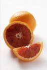 Цілому, так і половину крові апельсинів — стокове фото