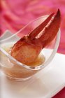 Vista de primer plano del consomé de langosta fría con garra de langosta en plato de vidrio - foto de stock