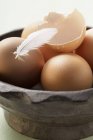 Коричневые яйца в деревянной чаше — стоковое фото