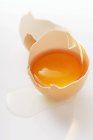 Свіжі зламаною яйце — стокове фото