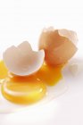 Яєчний жовток і яєчні шкаралупи — стокове фото