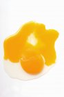 Яичный желток на белом — стоковое фото