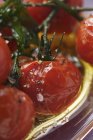 Tomates cereja cozidos em bandeja de prata — Fotografia de Stock