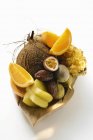 Екзотичні фрукти з кокосовим горіхом — стокове фото