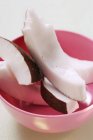 Kokosnussstücke in rosa Schüssel — Stockfoto