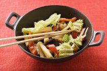 Ингредиенты для азиатских овощных блюд в воке — стоковое фото