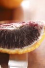 Zeppa di sangue arancione sul coltello — Foto stock