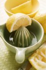 Zitrone mit Zitruspresse — Stockfoto