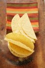 Taco-Muscheln auf gestreiftem Tuch — Stockfoto