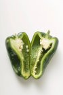 Peperoncino verde dimezzato — Foto stock