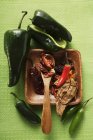 Várias pimentas secas e frescas — Fotografia de Stock