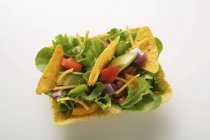 Ensalada mexicana con papas fritas - foto de stock