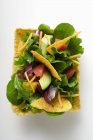 Мексиканский салат с чипсами — стоковое фото