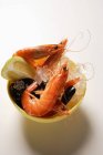 Shrimps and mussels with ice cubes — Stock Photo