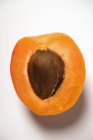 Fraîche mûre moitié d'abricot — Photo de stock