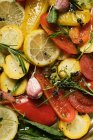 Mariniertes Gemüse mit Kräutern und Knoblauch, Vollrahmen — Stockfoto