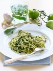 Espaguetis con espinacas y tomates verdes - foto de stock