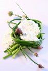 Vue rapprochée d'une goutte de mayonnaise aux herbes et de ciboulette fraîche — Photo de stock