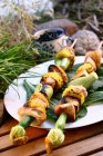 Grilled turkey kebabs with sweetcorn and vegetables in open air — Stock Photo