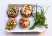 Картофель с разными начинками — стоковое фото