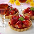 Strawberry tartlets with mint — Stock Photo