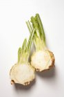 Celeriac, coupé en deux sur la surface blanche — Photo de stock