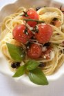Espaguete com tomate cereja — Fotografia de Stock