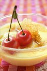 Crema brulee con ciliegie — Foto stock