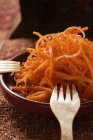 Сирої моркви Салат з кунжутом в коричневих пластини з вилами — стокове фото