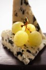 Roquefort cheese with green grapes — Stock Photo