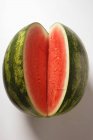 Wassermelone mit ausgeschnittener Scheibe — Stockfoto