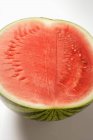 Die Hälfte der frischen Wassermelone — Stockfoto