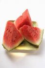 Wassermelonenkeile auf Teller — Stockfoto