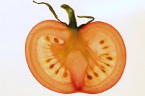 Tranche de tomate avec tige — Photo de stock