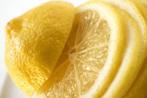 Свежий нарезанный лимон — стоковое фото