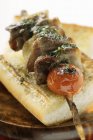 Kebab de cerdo asado en baguette de sésamo - foto de stock