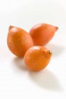Свежие спелые апельсины — стоковое фото