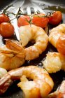 Жареные креветки с помидорами черри — стоковое фото