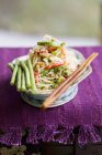 Salada de mamão com feijão e camarões — Fotografia de Stock
