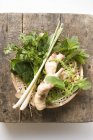 Vista dall'alto di erbe fresche tailandesi e spezie nel cestino — Foto stock