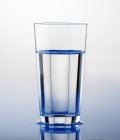 Vaso de agua clara - foto de stock