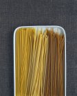 Спагетті аль-Чітара і цілісні спагетті — стокове фото