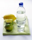 Бутылка и стакан минеральной воды — стоковое фото