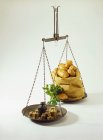 Bilance con pesi e patate — Foto stock