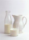 Молоко в стакане, бутылке и кувшине — стоковое фото
